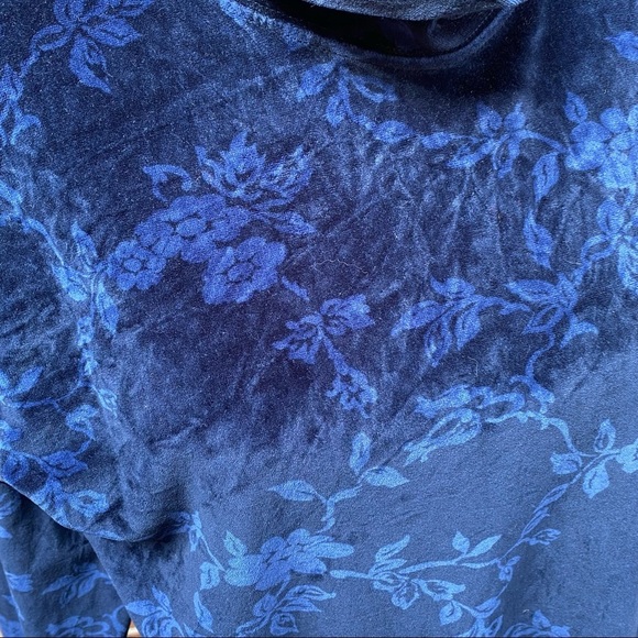 2. Floral Velour Turtleneck Shirt By Jones New York Size M - Picture 3 of 11